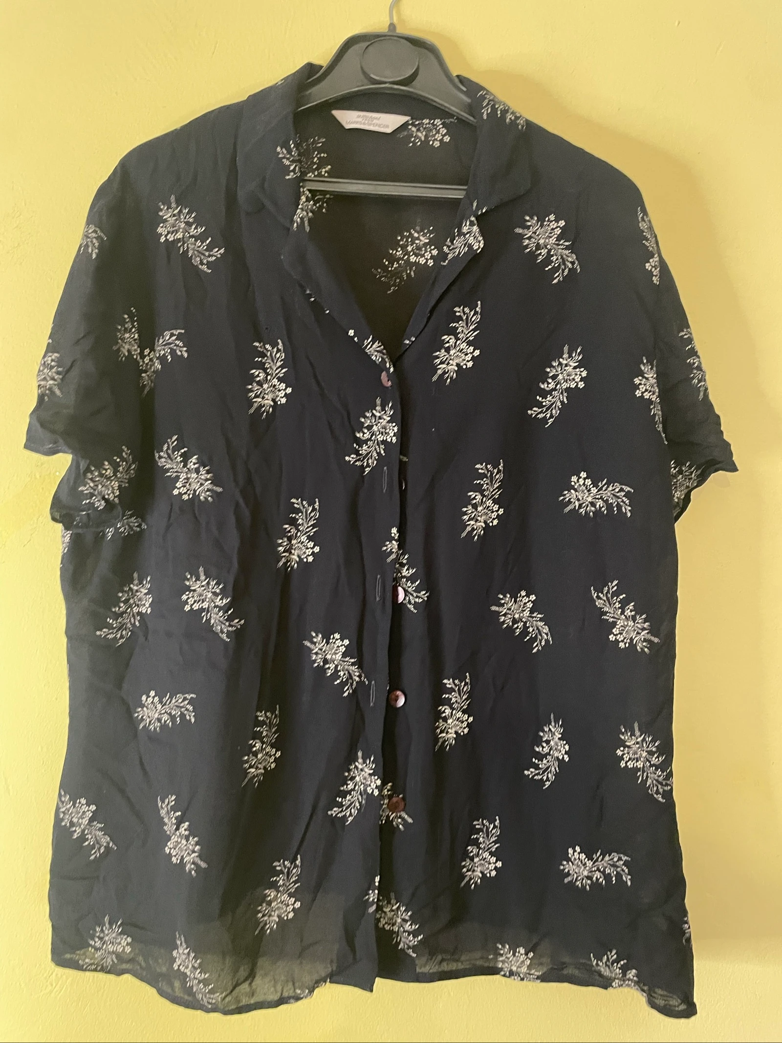 Blusa Preta Floral Manga Curta 